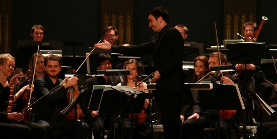 罗利·麦当劳（图中站立者）指挥英国极光乐团在上海音乐厅演奏20世纪古典音乐作品，拉开Mini音乐节序幕。