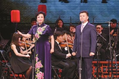 王蓉蓉与先生杜鹏在个人演唱会上倾情对唱