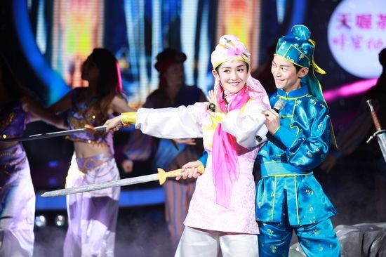 《百变大咖秀》第四季总决赛上，何炅和谢娜模仿《东成西就》中的张国荣和王祖贤。