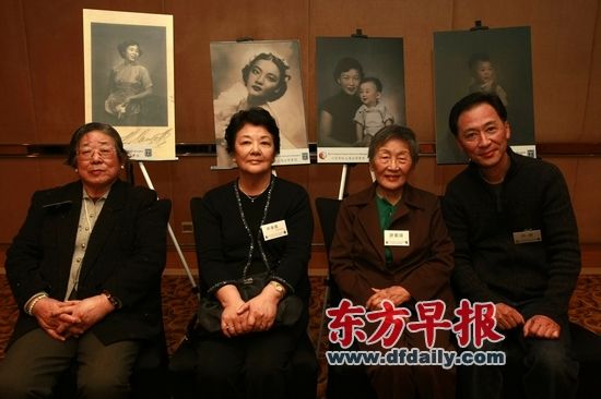 2011年，沈石蒂拍摄过的4位上海市民在他们曾经的肖像前留影。　　赵昀 早报资料