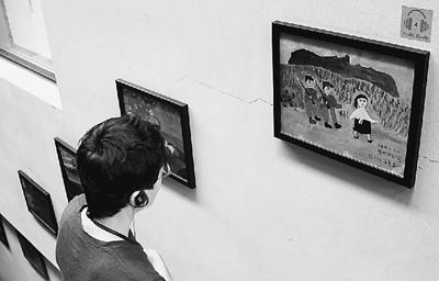 　　一位参观者正在观看慰安妇受害者描述自身经历的画作。(记者 万宇/摄)
