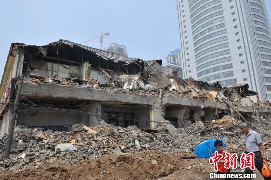 7月23日，正在拆除中的日本军官大楼。　韦亮　摄