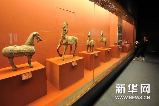 9月24日，一位参观者在“陇右遗珍——甘肃汉晋木雕艺术展”上拍摄展品。新华网图片 詹彦 摄