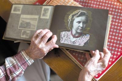 　　现年95岁的德国老妇人沃尔克拿出她年轻时的照片。