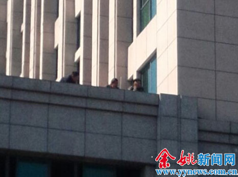 余姚一楼盘平台上三名男子扬言跳楼