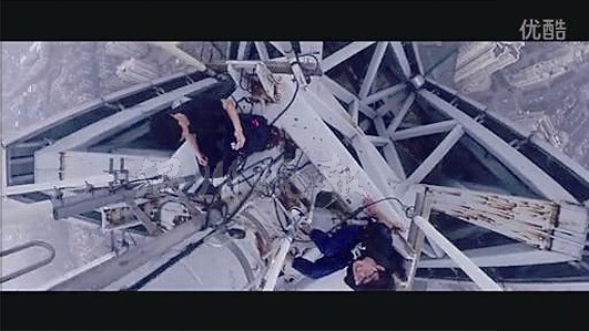 三名學(xué)生爬上溫州世貿(mào)塔尖擺酷 稱慶祝18歲生日