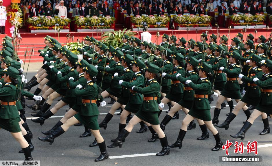 越南阅兵式女兵抢眼