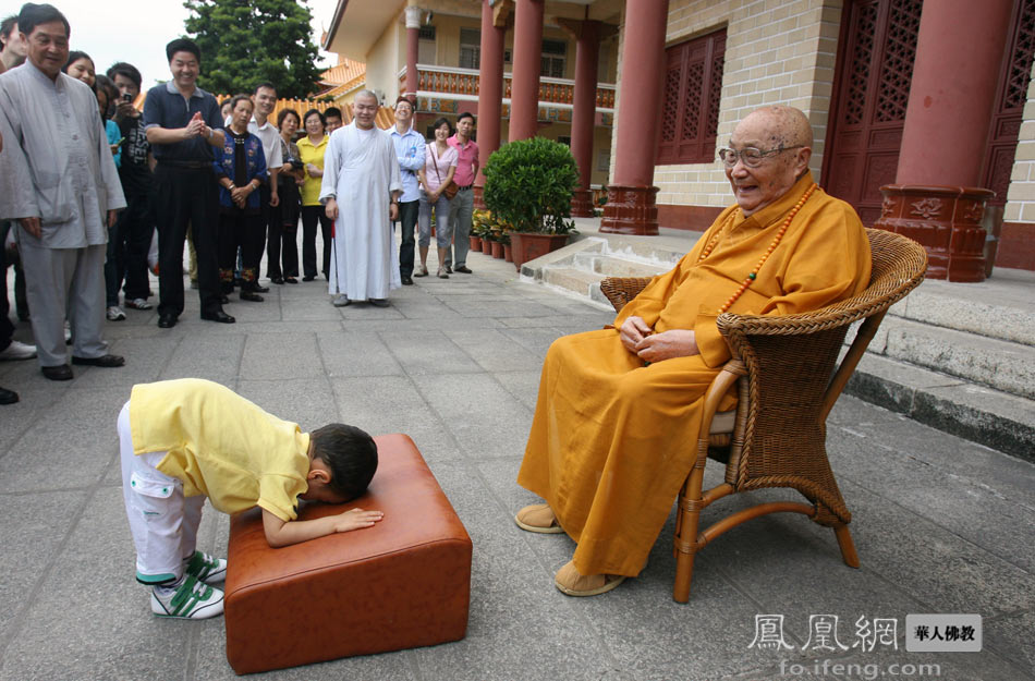 唐瑛余二岁时给本老顶礼(图片来源:深圳弘法寺 摄像:唐玉)