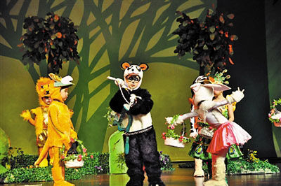 童话剧《拯救恐龙》受欢迎 连演六场人气爆棚