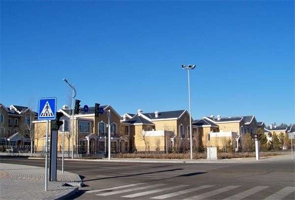 鬼城鄂尔多斯康巴什+街道空空只见车不见人