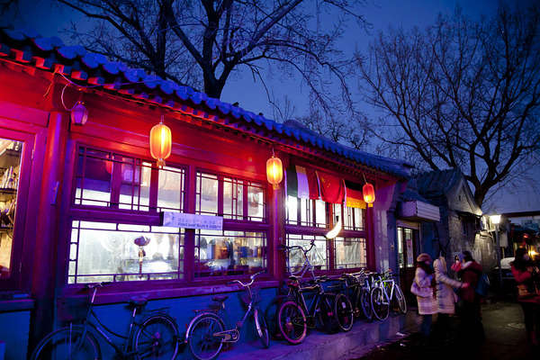 “耍NATOOKE”店面，黄昏时的红灯与蓝天辉映，使小巷变得格得浪漫。