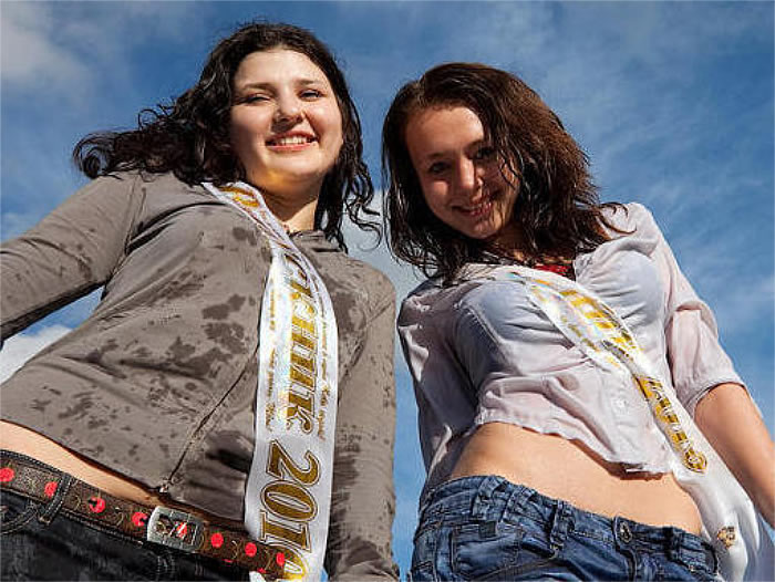 组图:<em>俄罗斯少女</em>毕业礼 女孩湿身戏水_教育频