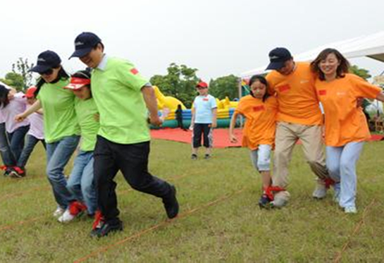 博拉琪弘阳广场家庭趣味运动会_凤凰房产常