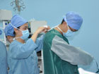神经外科手术医生正在准备做手术