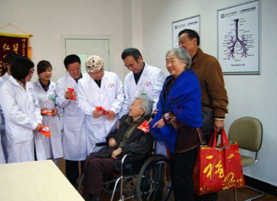 上海中大肿瘤医院成功为96岁高龄老人切除乳