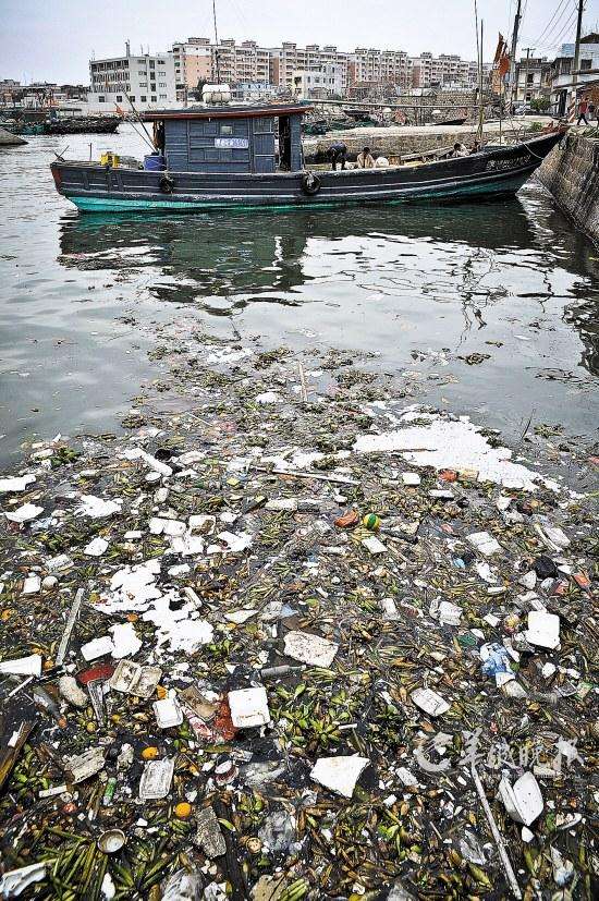 广东练江污染严重成黑江 工业垃圾漂浮水面