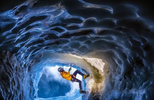 摄影师探秘阿尔卑斯山冰洞