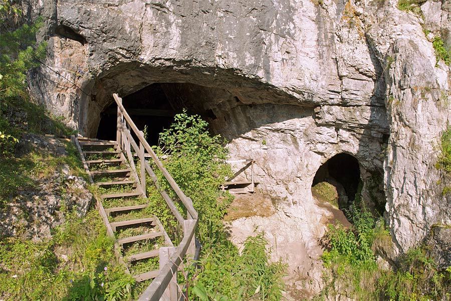 也就是生活在50万年前的海德堡人。到55万至76.5万年前，人类开始与尼安德特人和丹尼索瓦人相分离。直到大约38.1万年至47.3万年前，尼安德特人和丹尼索瓦人才开始分离。科学家还发现，尼安德特人、丹尼索瓦人和现代人，在不同时期都曾经居住过丹尼索瓦洞。