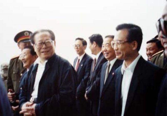 江泽民视察老照片 1994年在习近平陪同下视察福州 历史频道 凤凰网