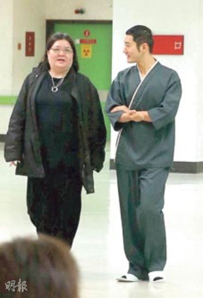 黄晓明义不容辞陪伴邱瓈宽入院，他顺便做身体检查。