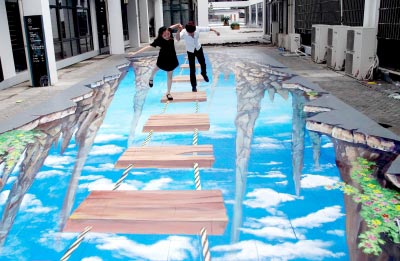 扬州最大地面3D立体画来啦:鲨鱼 瀑布 长城 空中悬梯_江苏频道_凤凰网