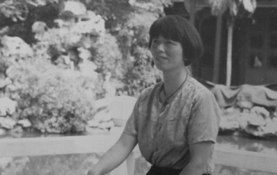 六旬夫妻晒相册讲述发型变迁 50年代男子流行"三七分"