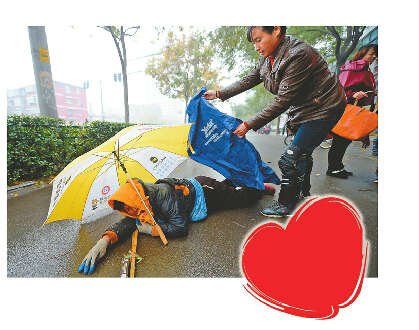 济南“撑伞姐”雨天传真情车祸现场为被撞女子撑伞