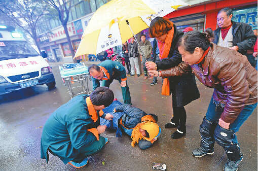 济南“撑伞姐”雨天传真情车祸现场为被撞女子撑伞