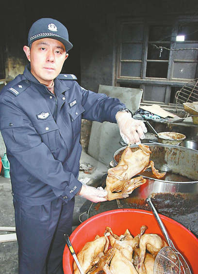 鸭毛难除工业松香上阵济南又现一黑作坊“毒鸭”