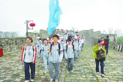 南京一中的学生们在行走途中.