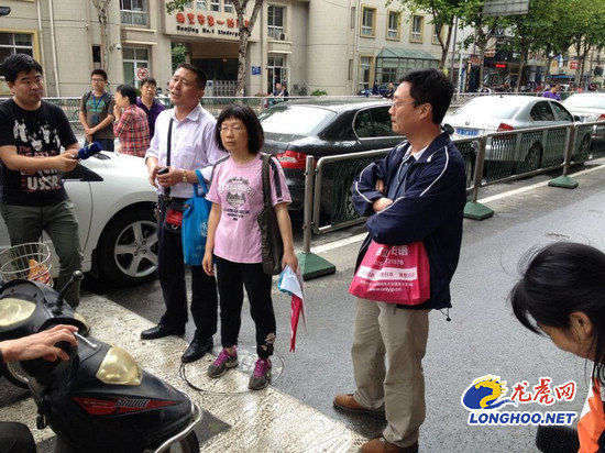 2013高考英语听力开考 南京家长考场门口拦车