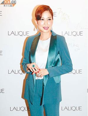 邝美云罕见露面为郑裕彤祈福 曾与郑儿子拍拖-友好的