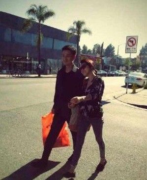 小s一家齐赴美国游 与老公街头挽手漫步秀恩爱(图)