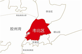 西部濒临胶州湾,东部与崂山区为邻,总面积63.18平方公里,常住人口101.