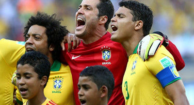 震撼!巴西众星率6万球迷无伴奏清唱国歌_体育