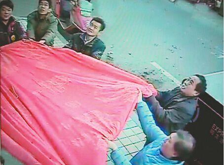 济南举被哥救坠楼女续救人快递小哥还原事发经过