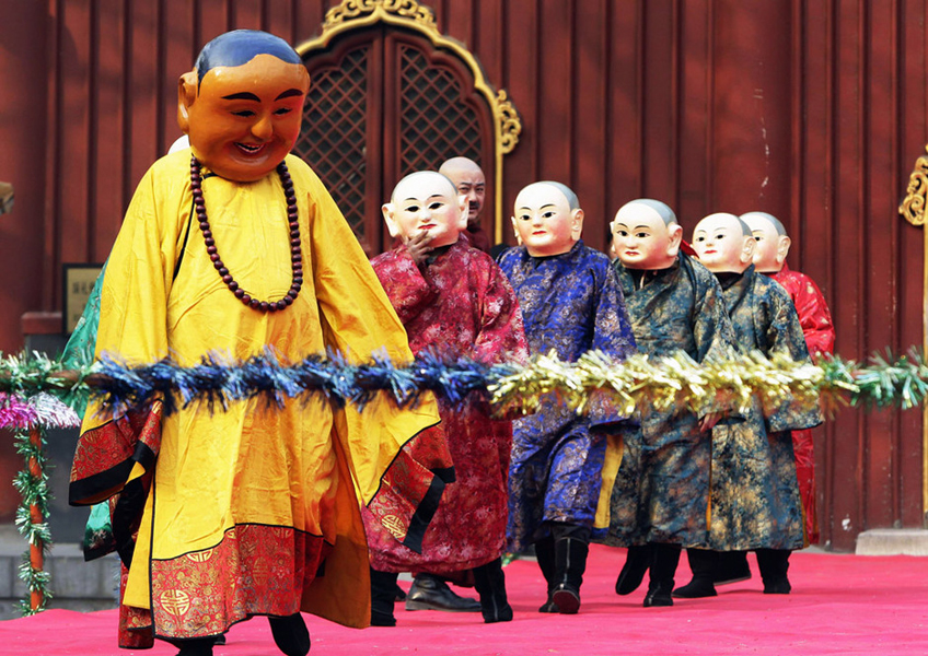 北京雍和宫迎藏历新年举行法会
