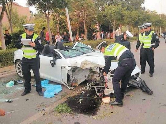 豪车昆明市区飙车致车祸