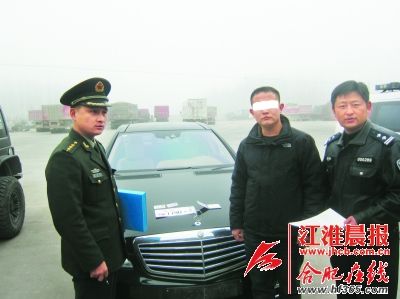 子开奔驰假冒军人叫警车引路:没挂牌是首长让