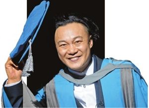 陈奕迅时隔20年获母校博士学位 当时没能毕业