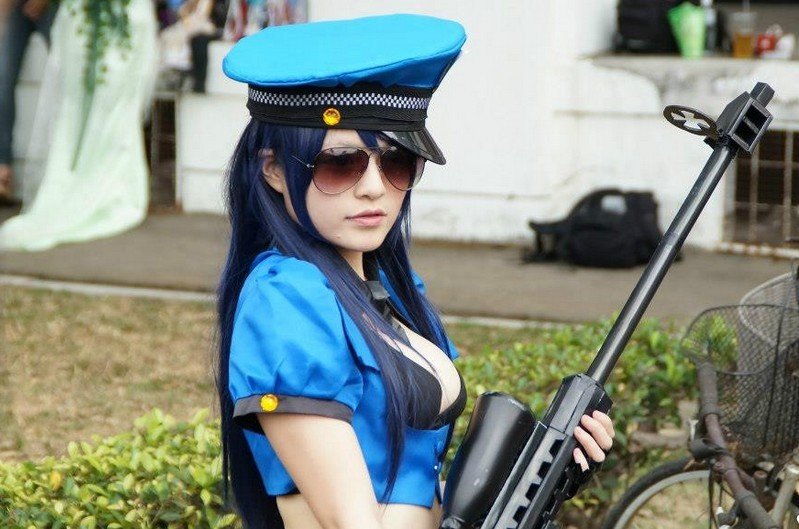 <em>胸</em>捍女警扛枪打猎 性感台<em>妹</em>Misa英雄联盟CO