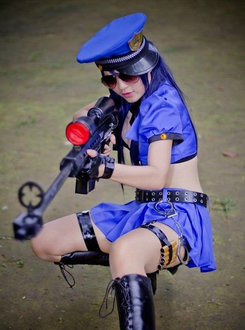 <em>胸</em>捍女警扛枪打猎 性感台<em>妹</em>Misa英雄联盟CO