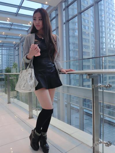 <em>川妹</em>白领晒性感照征婚 奢侈品傍身让屌丝勿扰