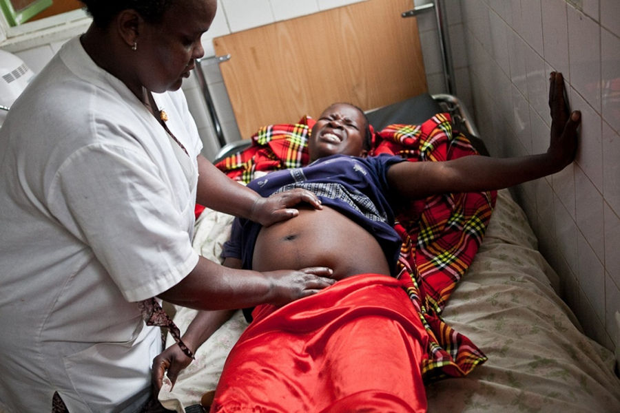 埃博拉病毒的流行大都是因为医院的环境。糟糕的公共卫生、随处弃置的针头、缺乏负压病房都对医护人员造成极大威胁。而在现代化的医院中，埃博拉病毒几乎不可能爆发大规模流行。疫情的大规模流行往往发生在那些没有现代化医院和训练有素的医务人员的贫困地区。