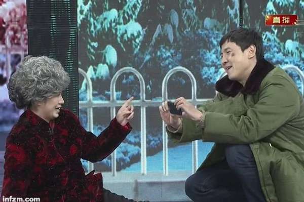 春晚《扶不扶》的台前幕后:版本改多次 领导不