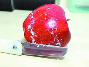 苹果打了蜡,你还敢吃不?