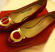 香港败Ferragamo小红鞋
