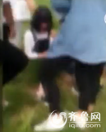 临沂校园暴力网络曝光 打人女生冲镜头炫耀(图)