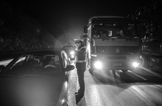 1月22日19：33 京港澳高速，高速交警粟鑫欣正在处罚一辆占用应急车道的小车。