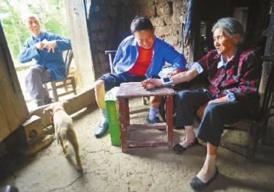 9月4日，文香潮在给87岁的张月珍老人测血压。